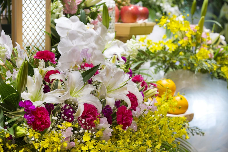 個別にカスタマイズされた花祭壇